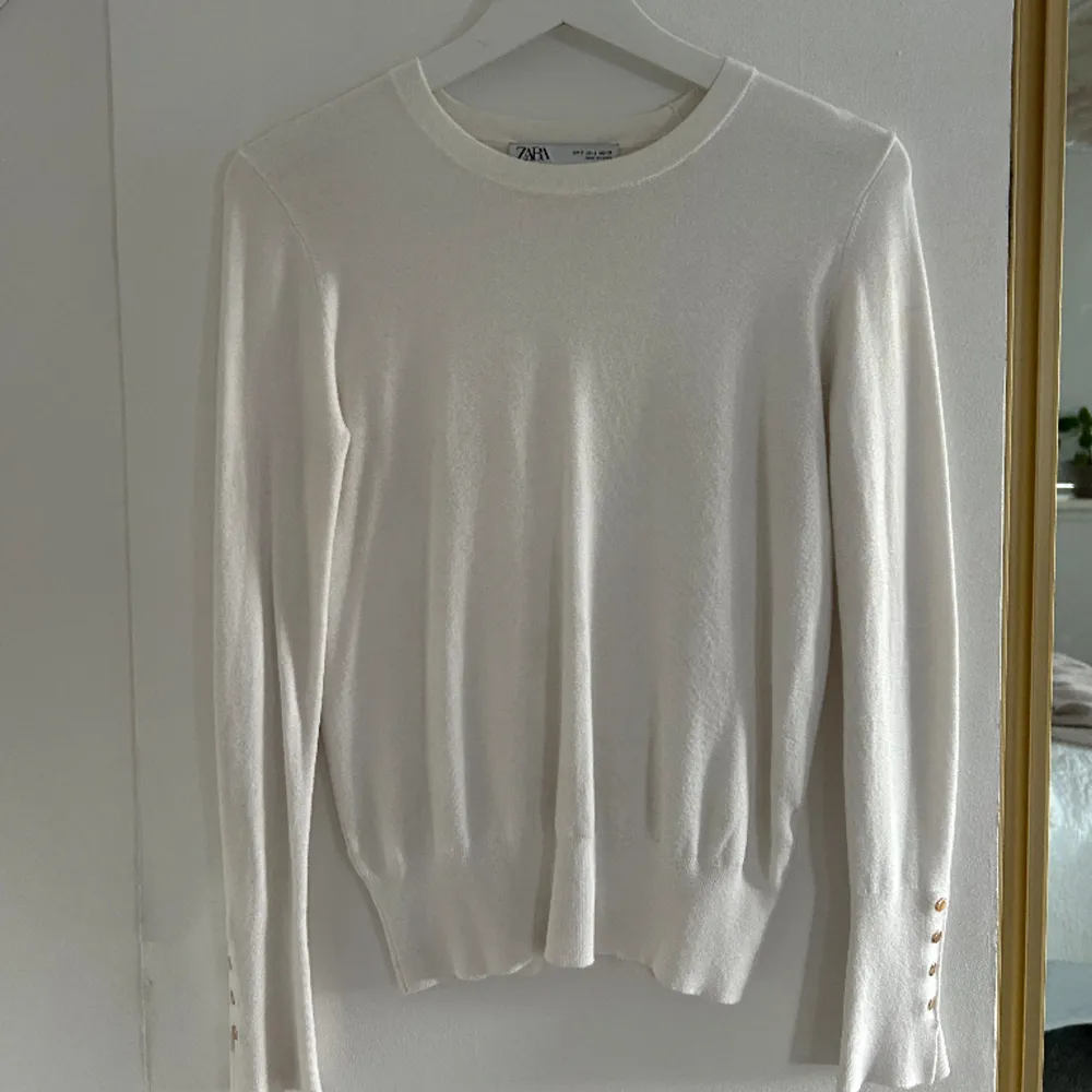Säljer denna vita, stickade tröjan från Zara. Använd fåtal gånger, så i bra skick. Säljer för att den inte används🤍. Stickat.