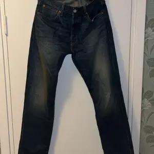 Nu dessa snygga Levis jeans (501). Riktigt snygga och är i bra skick. Använder inta pga att de inte kommer till användning. Hör av er vid frågor!