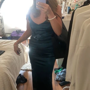 Balklänning - Säljer min superfina balklänning, endast använd 1 gång och i nyskick🩷 Nypris var runt 1000kr💞