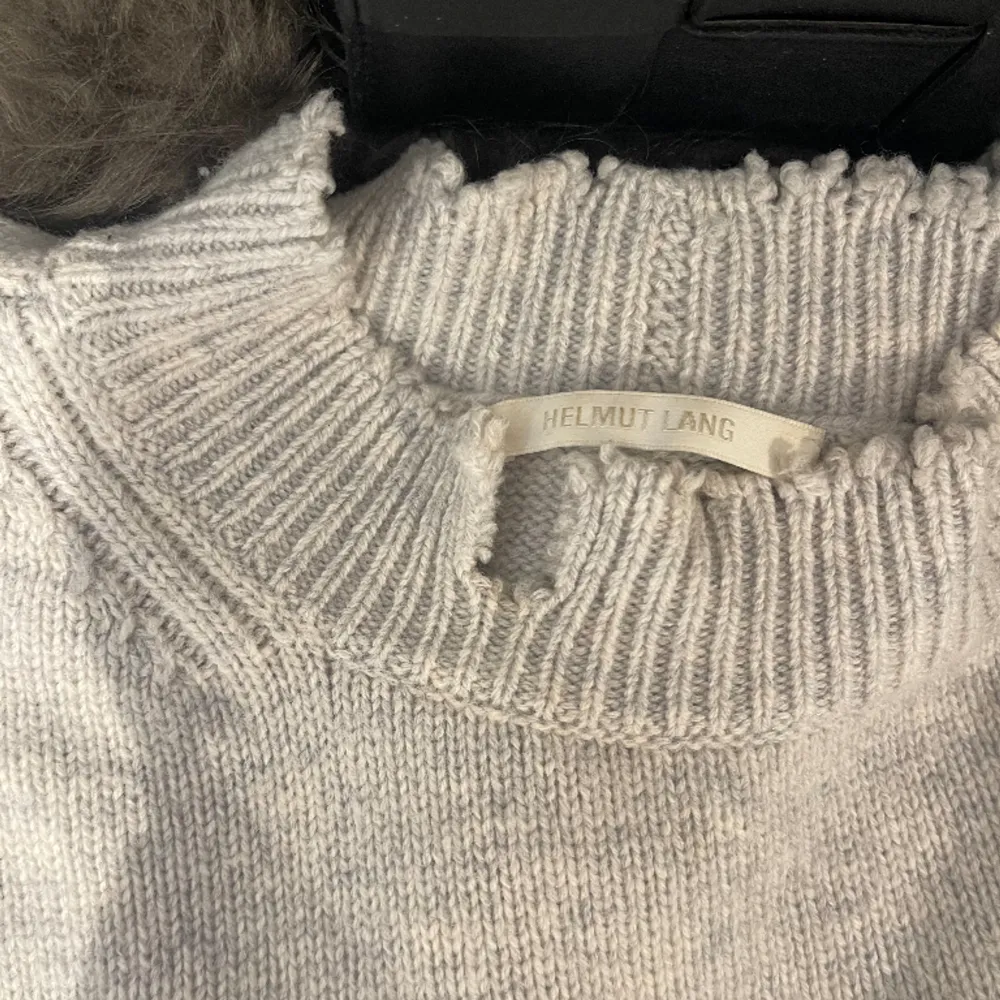 Så fin och skön Helmut Lang tröja i 10% kashmir och 90% ull. Den har så coola slitna kanter, men den kommer tyvärr inte till användning längre. 🩶Nypris ca 4000 kr.. Tröjor & Koftor.