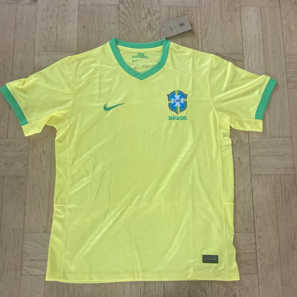 Säljer en helt ny Brasilien tröja från säsongen 23/24. Priset kan diskuteras.. T-shirts.