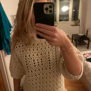 Hålig stickad tröja - Säljer denna stickade populära tröja från Zara. I bra skick! Går inte att köpa längre!