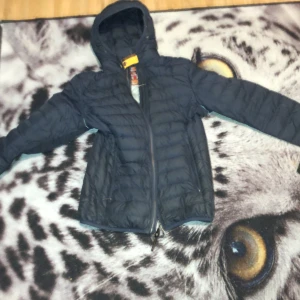 Parajaumpers - Hej säjer denna detta parajumpers då har man en ny jacka säger den pgr har köpt ny jacka den är äkta köpte för 5700 skick 10/10