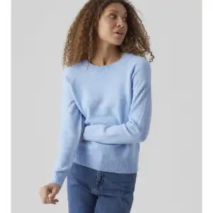 Fin tröja från Vero Moda, fint skick. Samma modell som på bilden men skulle säga att färgen inte är lika klarblå, kolla sista bilden! Hör av er vid funderingar❤️ Priset är diskuterbart