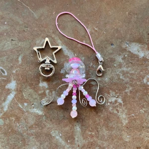 Rosa manet 🩷🪼 - En liten manet där du kan välja att ha som en nyckelring eller en phonecharm!⋅˚₊‧ ଳ⋆.ೃ࿔*:･  Med en nyckelring kostar det 5kr extra!   Maneten har glas komponenter så var försiktig! <3  Skriv i DM först, tack! ༊彡
