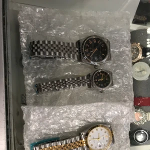 Par klockan Proking med datum  - Japanska urverk, visa datum , vatten tålig Dia herr: 34.00mm , Dam 24.00mm Klocklängd : herr 19.50 cm , dam 18.50 cm Bandbredd: herr 20.00mm , dam 12.00cm Pris för 2st/ par 