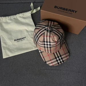 Burberry keps  - Använd ungefär 3 gånger helt ny och fräsch skulle kunna tänka mig ett utbytte.