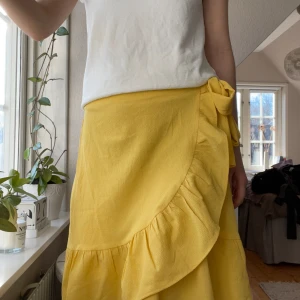 härlig kjol från vero moda🌻 - Så fin omlottkjol från vero moda i gott skick. Perfekt till sommaren!!✨🌻🥰