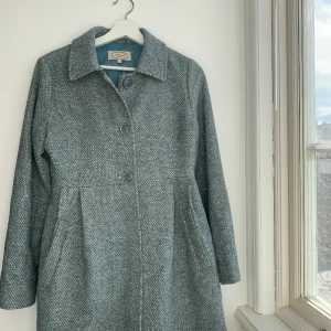 Vårkappa  - Superfin yllekappa från Sorgenfri Sylt i st XS. Dragkedja, knappar och muddar vid ärmarna. Aldrig använd och i fantastisk skick!