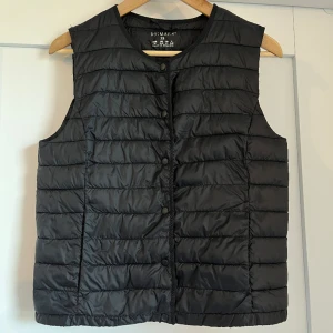Tunn väst - Tunn svart väst från Primark  Bra skick