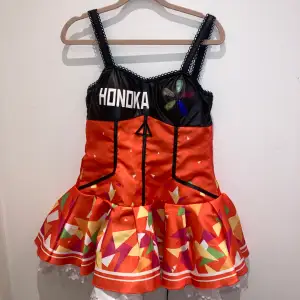 Honoka love live cyber cosplay  I bra skick. Kommer med lysande underkjol  Är i stolek m men funkar bra för s också eftersom det är snörning i ryggen 