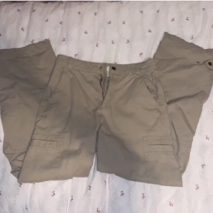 Cargobyxor  - Cargobyxor i beige från H&M (hög midja) storlek S!