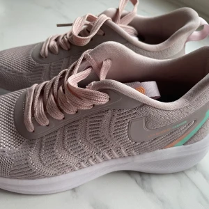 Helt nya träning fritids skor stl 37 - Helt nya skor storlek i 37,fint färger 