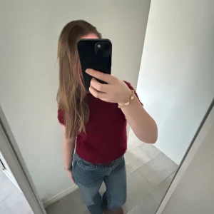 Stickad T-shirt  - Säljer denna vinröda stickade T-shirt från zara🩷🩷