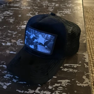 Velvet keps - Säljer min gukki clothing velvet keps p.g.a att jag aldrig använder den. Jag har använt den typ 3 gånger så den är som ny. Den här kepsen går inte att få tag i längre och kostar nypris 500 men säljer den för 400.