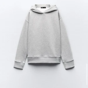 hoodie från zara  - bra skick, säljer pga att den är för lång! Den är i storlek s, använd fåtal gånger, köpte för inte så längesen! 