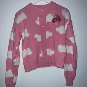 Care Bears x skinny dip Cardigan - Jättesöta rosa Krambjörnarna / care bears x skinny dip london cardigan med moln det står angel under björnen storlek s med hade funkat för xs-m beroende på stilen man vill ha