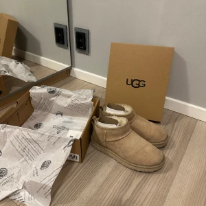 Ultra mini uggs -  Uggs i bästa skick bara använda denna vinter så välldigt sparsamt andvända!🤍Passar både 37 och 38🥰 Köparen står för frakten!