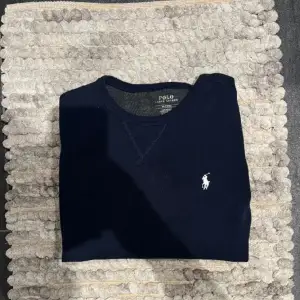 En mörkblå Ralph Lauren tröja, jättemjuk och fin. Ny skick, köptes för en månad sen. Nypris 1 300 kr, kan gå med på att sänka pris.