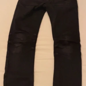 Svarta jeans i storlek 134 - Bra skick 