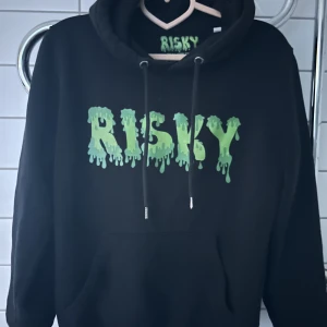 Grön risky hoodie - En helt ny väldigt fin och skön risky hoodie, använd 1-2 gånger❤️