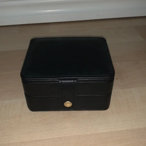 Smyckeskrin  - Säljer ett smyckeskrin som köptes på glitter för ett tag sedan, den har två ”våningar”❤️ Säljer pga att jag har andra som jag använder❤️