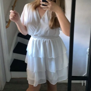 Skolavslutnings klänning💞💞 - Klänning från Chelsea. Köpt i Göteborg och använd en gång. Storlek M men hade även kunnat passa någon i S. Ordinarie pris 499. Bilderna är lite inzoomade tyvärr så skriv gärna för fler bilder 💘💘😋