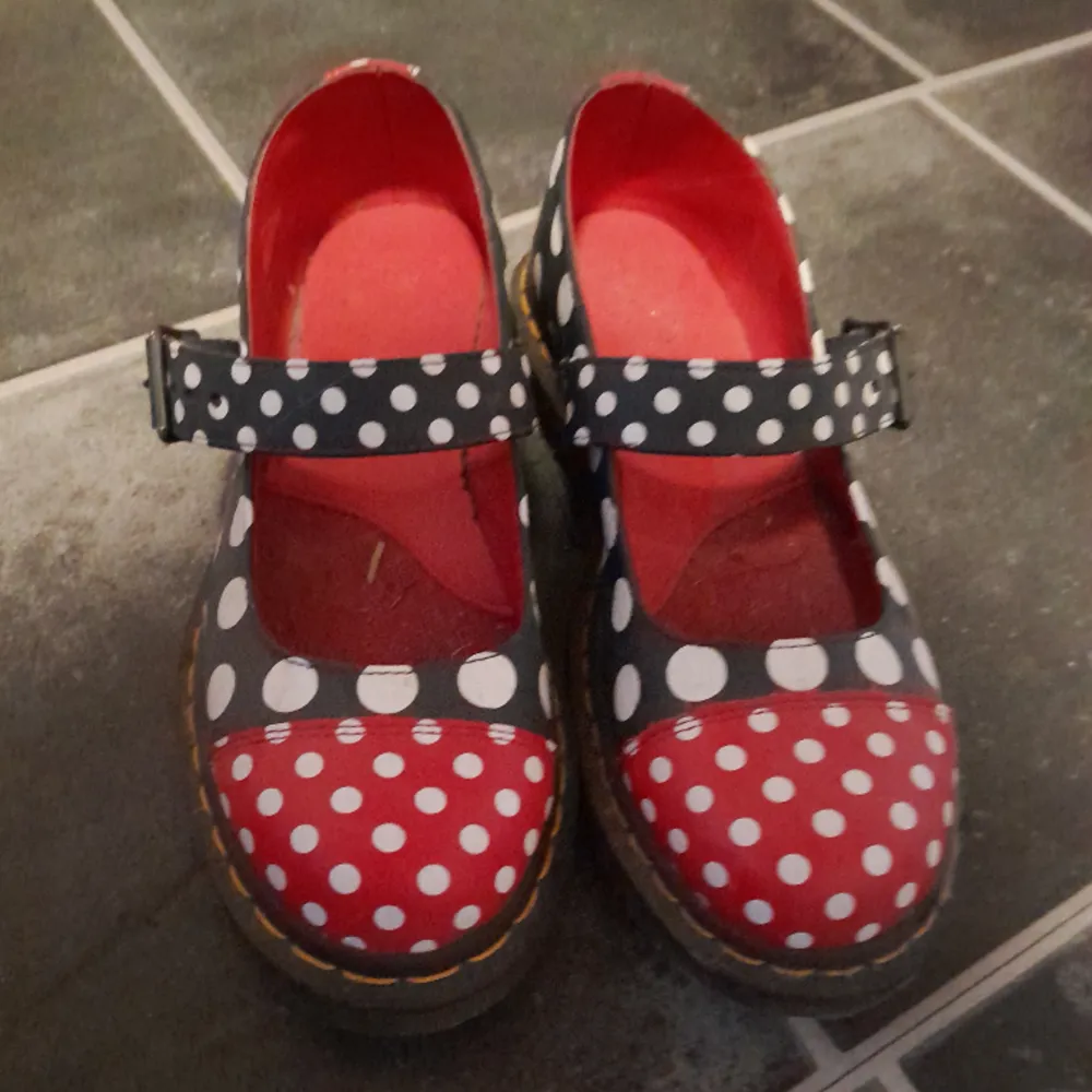 Röda/svarta skor med vita prickar. Säljer då dem inte är i min storlek.. Skor.