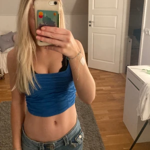 Jättesöt topp!!!!! - Jättesöt topp med en as fin blå färg!! Jättefint sytt i fram som verkligen är en fin detalj!! Aldrig använt den då den är för stor!! Öppen för prisförslag vid snabb affär💕 ÖPPEN FÖR BYTEN OCH SAMFRAKT 