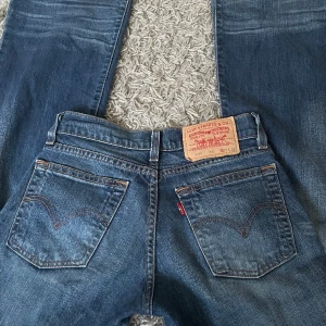 Lågmidjade levis jeans - Snygga lågmidjade bootcut jeans , för små för mig i midjan.  Väldigt fint skick och oanvända💞  Mått: innerben 77 cm,  midja 32 cm