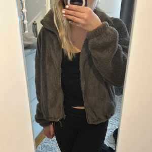 Fleece tröja - Fleece tröja från Shein i storlek S, knappt använd, dock har ena spännet gått sönder men inget man tänker på💚
