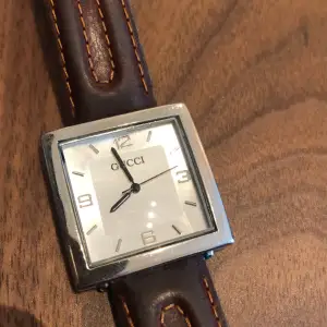 Brunt skinn armband Uret från Gucci Osäker om det är äkta (present)