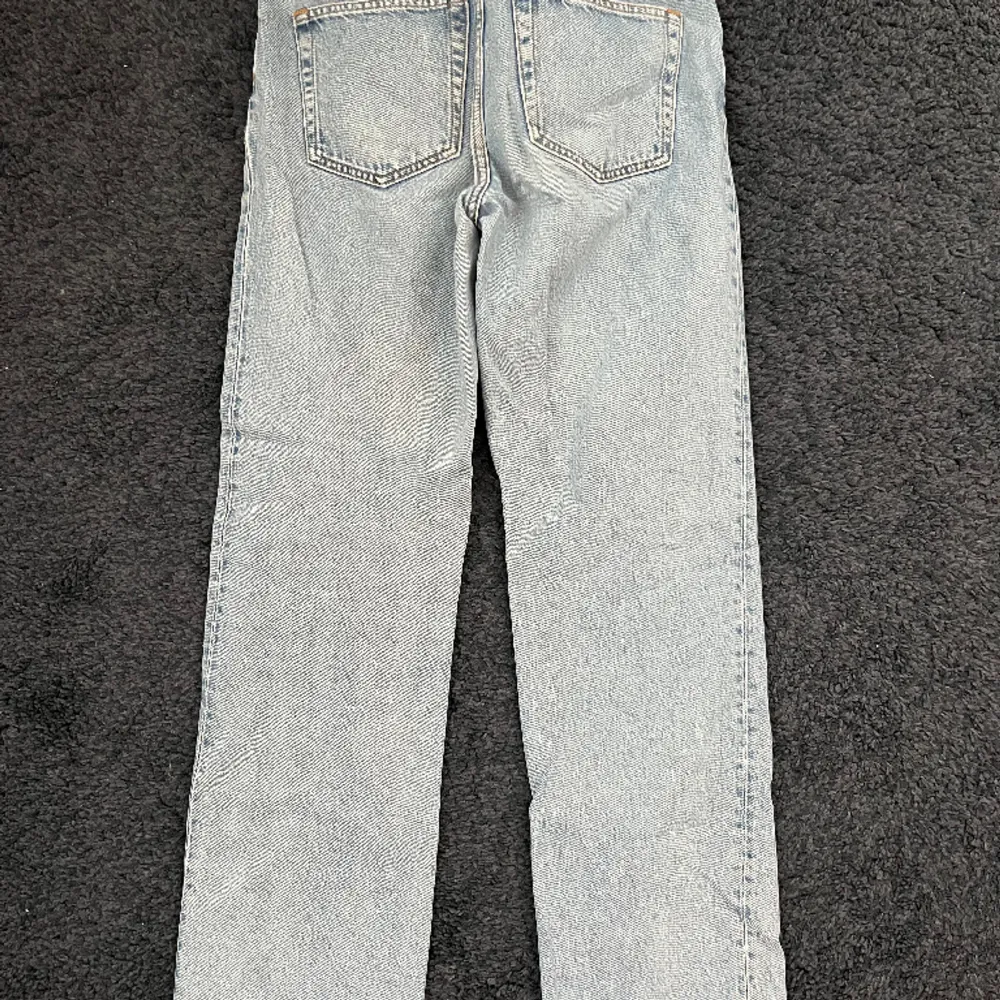 Ljusblåa jeans från Weekday i bra skick!. Jeans & Byxor.