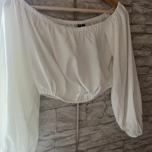 Vit topp - Vit topp  M passar (xs-M)  Aldrig använd 🩷