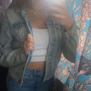 Ljus blå jeansjacka - Säljer denna fina jeansjacka!