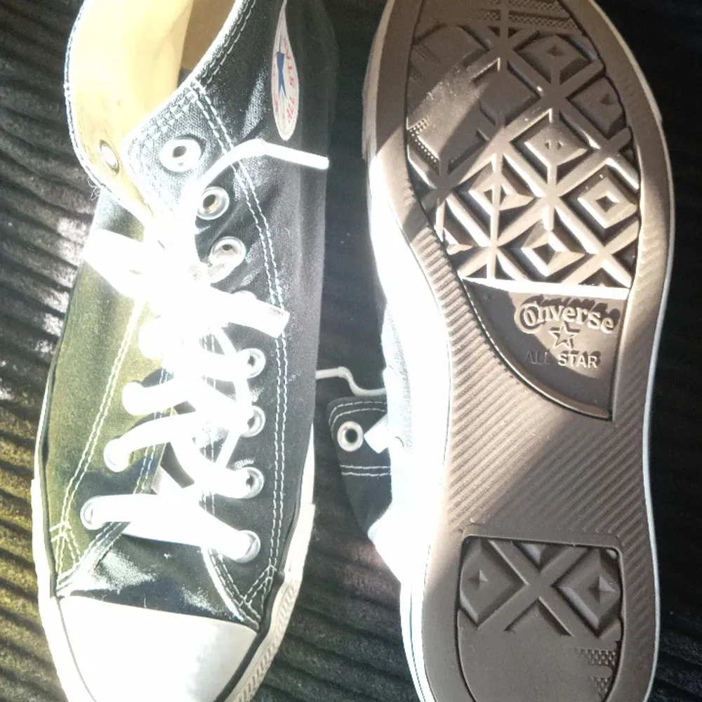 Svarta Converse skor i bra kvalite . Skor.