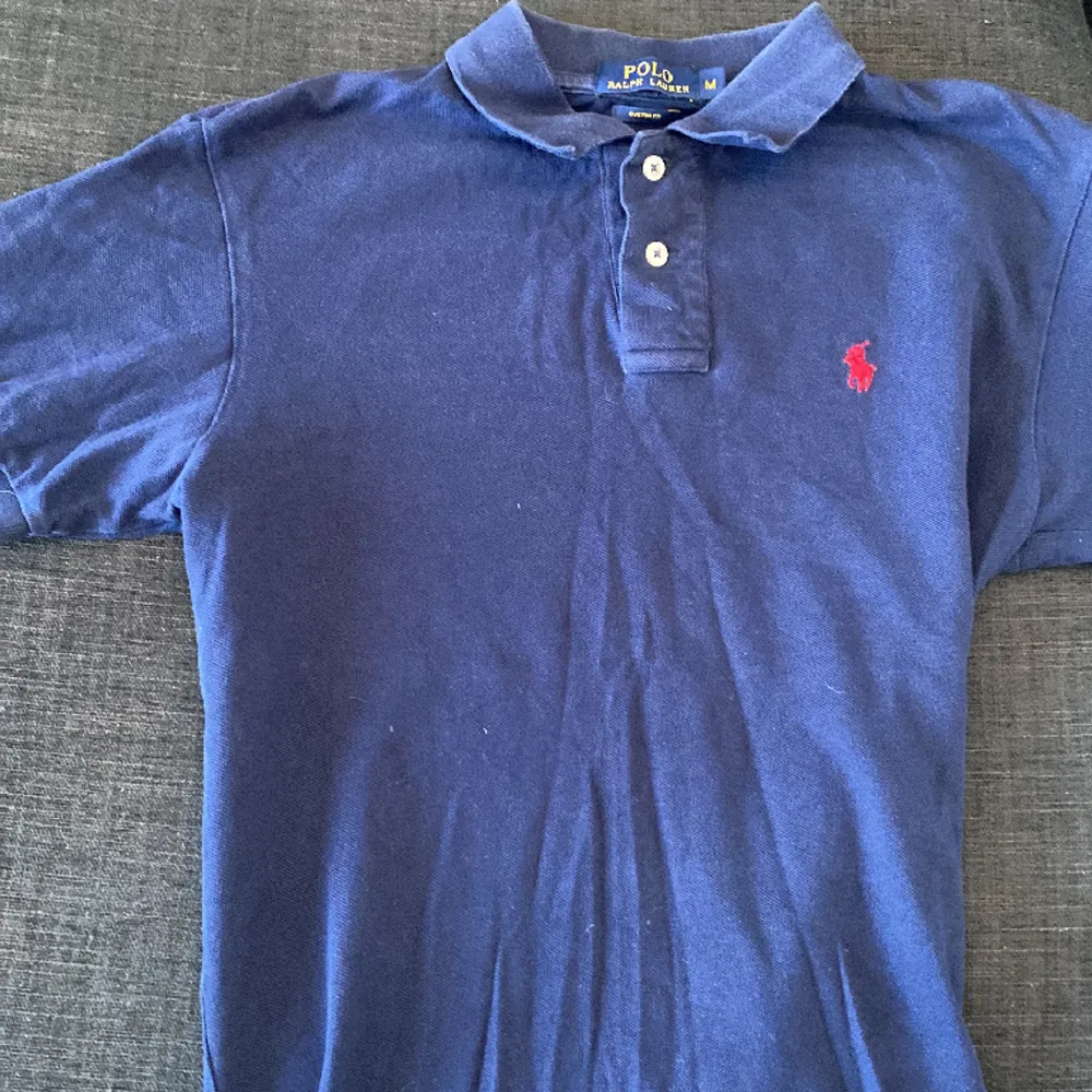 En fin Ralph Lauren tröja som är i bra skick|| färgen är blå|| storlek M|| pris 150 vid frågor eller funderingar kontakta oss!!. Skjortor.