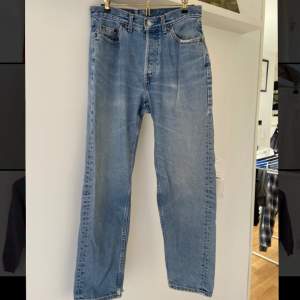 Vintage ljusblå Levi jeans från 90-talet. Väldigt bra skick. Mindre fläckar på baksida ben som bör gå att skrubbas bort.