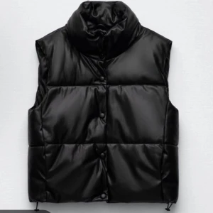 Zara skinn väst  - Säljer min superfina  skinn väst från zara. Köpte den förra året men har inte kommit till så mycket till användning. Är helt slutsåld på Zaras hemsida, orginalpriset 559kr. bra skick. St S  Kunden står för frakten  