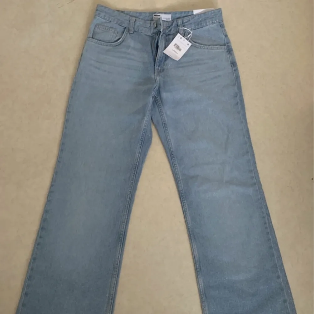 Bershka jeans med strassdetaljer i storlek 38. Helt oanvända och prislapp finns kvar!. Jeans & Byxor.