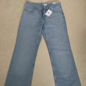 Bershka jeans med strassdetaljer i storlek 38. Helt oanvända och prislapp finns kvar!