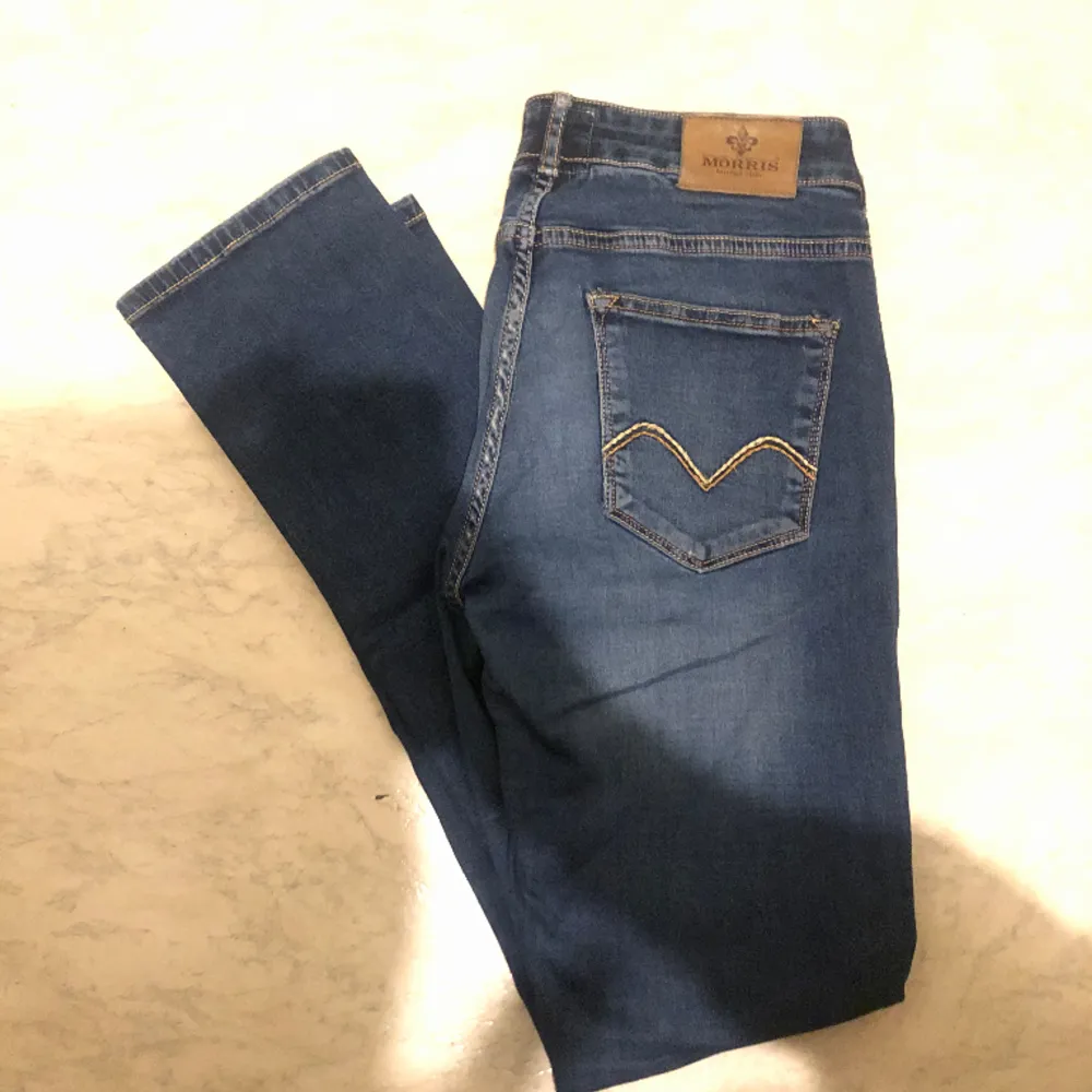 Super snygga handgjorda Morris jeans i storlek 33/33 Slimfit, knappt använda, nypris ligger på 1799kr vi säljer dessa för endast 499kr! 👖 Skriv gärna vid frågor :) . Jeans & Byxor.