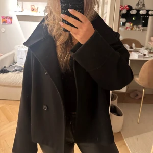 svart kort kappa - Säljer denna svarta kappa från gina tricot då jag har andra jag använder mer. Storlek Xs men passar nog en S med. 
