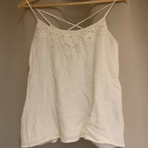 Vitt linne - Super fint linne med broderings detaljer fram och kors i ryggen (se bild). Strl XS