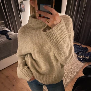 Beige stickad tröja - Med en polo krage, jättemysig och skön. Stor i storleken!