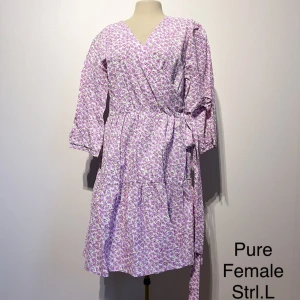 Pure Female klänning - Klänning från Pure Female  Ny med lappar kvar Storlek L