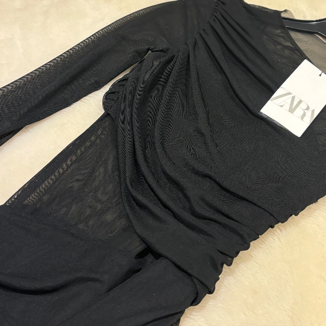 Svart ”one shoulder” klänning från Zara