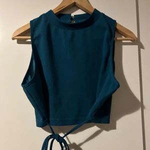 Set - Mer gröna i verkligheten, använt fåtal gånger, i bra skick, tröjan kostar 70k, byxorna 60kr 