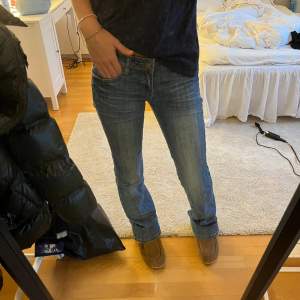 Säljer ett par skitsnygga lågmidjade jeans som går hela vägen ner till hälen( jag är 168).