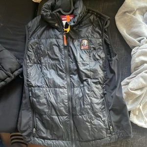 Parajumpers väst - Det är en parajumpers väst som är köp på johnells i Örebro västen har två hål som är minimala 